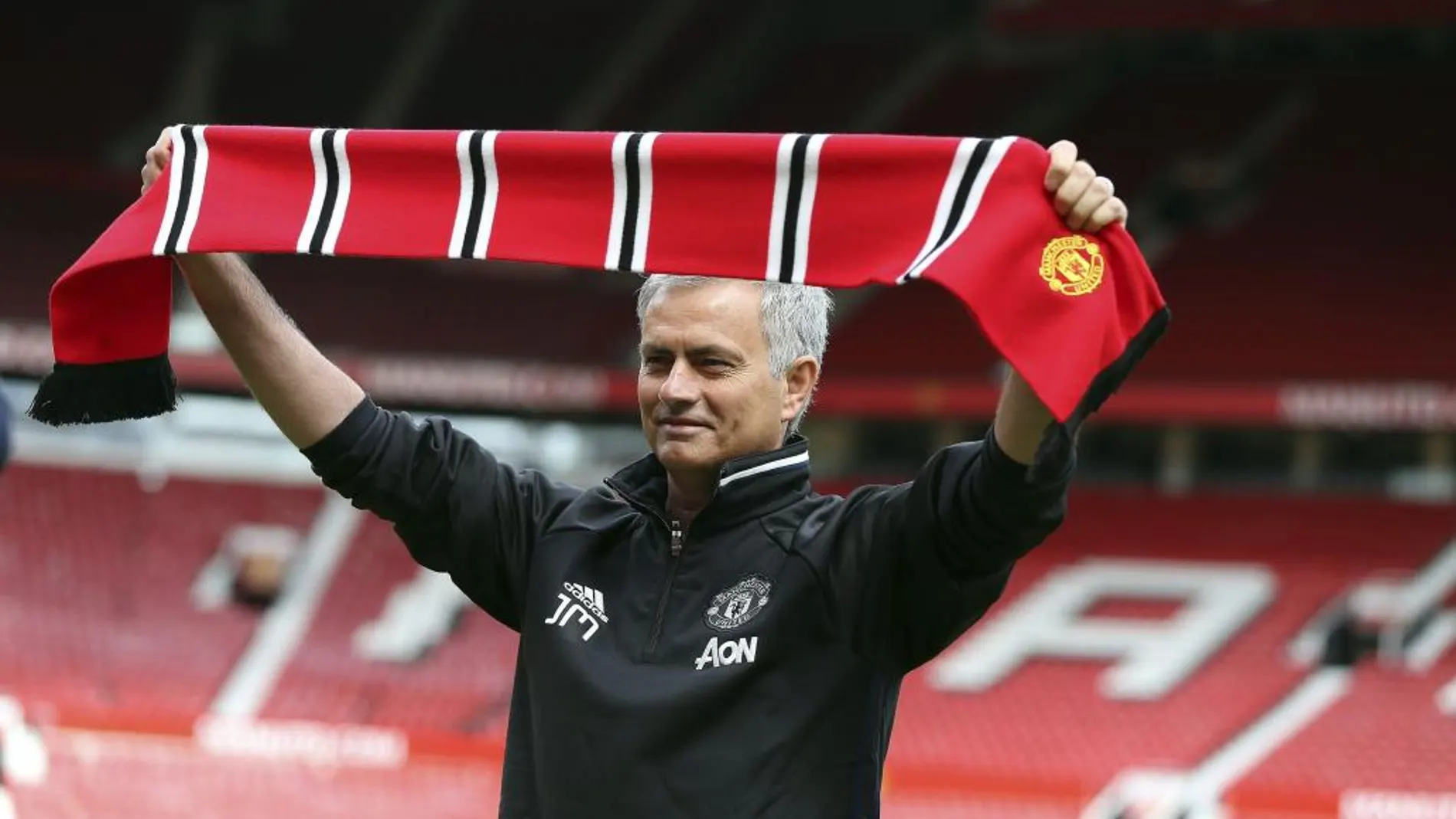 El nuevo entrenador del Manchester United, José Mourinho, posa para los medios durante su presentación en el estadio de Old Trafford, en Manchester