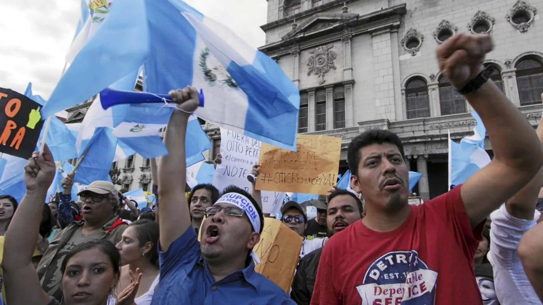 Miles de guatemaltecos tomaron las calles de la capital contra el presidente