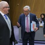 El vicepresidente primero de la Comisión Europea, Frans Timmermans, el presidente de la Comisión Europea, Jean-Claude Juncker, y el vicepresidente comunitario para la Unión Energética, Maros Sefcovic