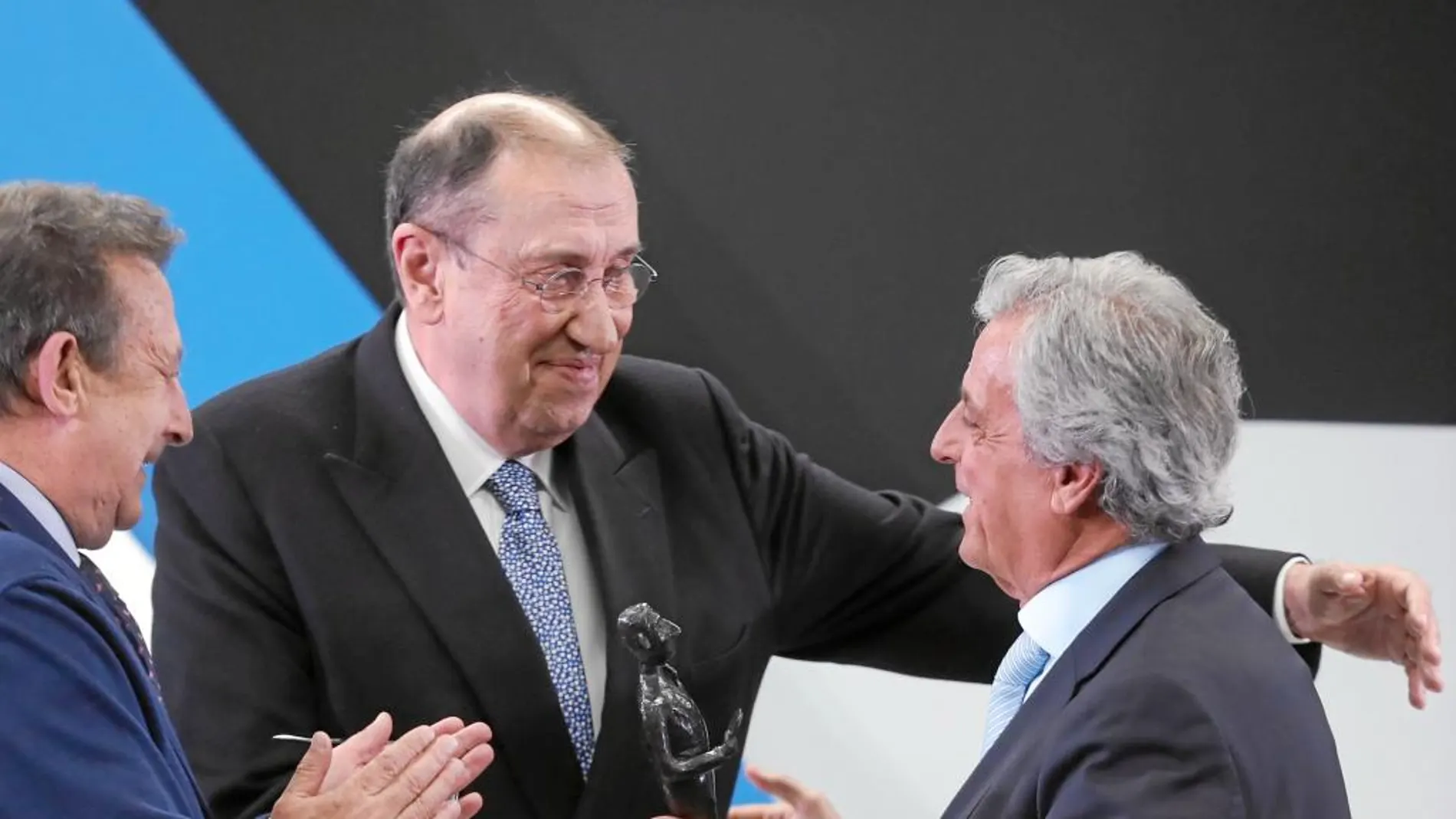 Mauricio Casals y Alfonso Ussía entregan el galardón al cirujano Juan Carlos García-Valdecasas