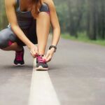 Una atleta aficionada se prepara para salir a correr