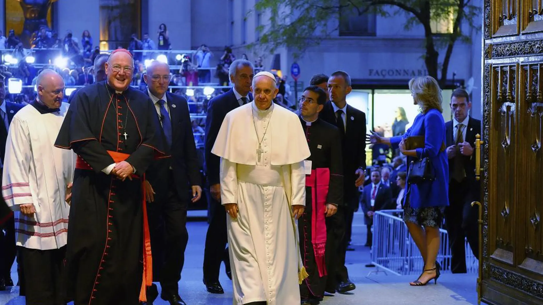 El Papa Francisco (c) a su llegada a la Catedral de San Patricio en Nueva York