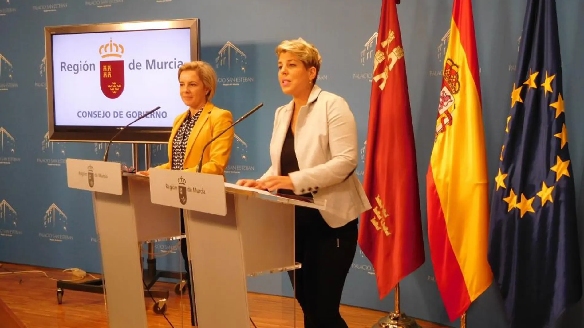 Las consejeras de Educación y Portavocía, Adela Martínez-Cachá y Noelia Arroyo, ayer tras el Consejo de Gobierno