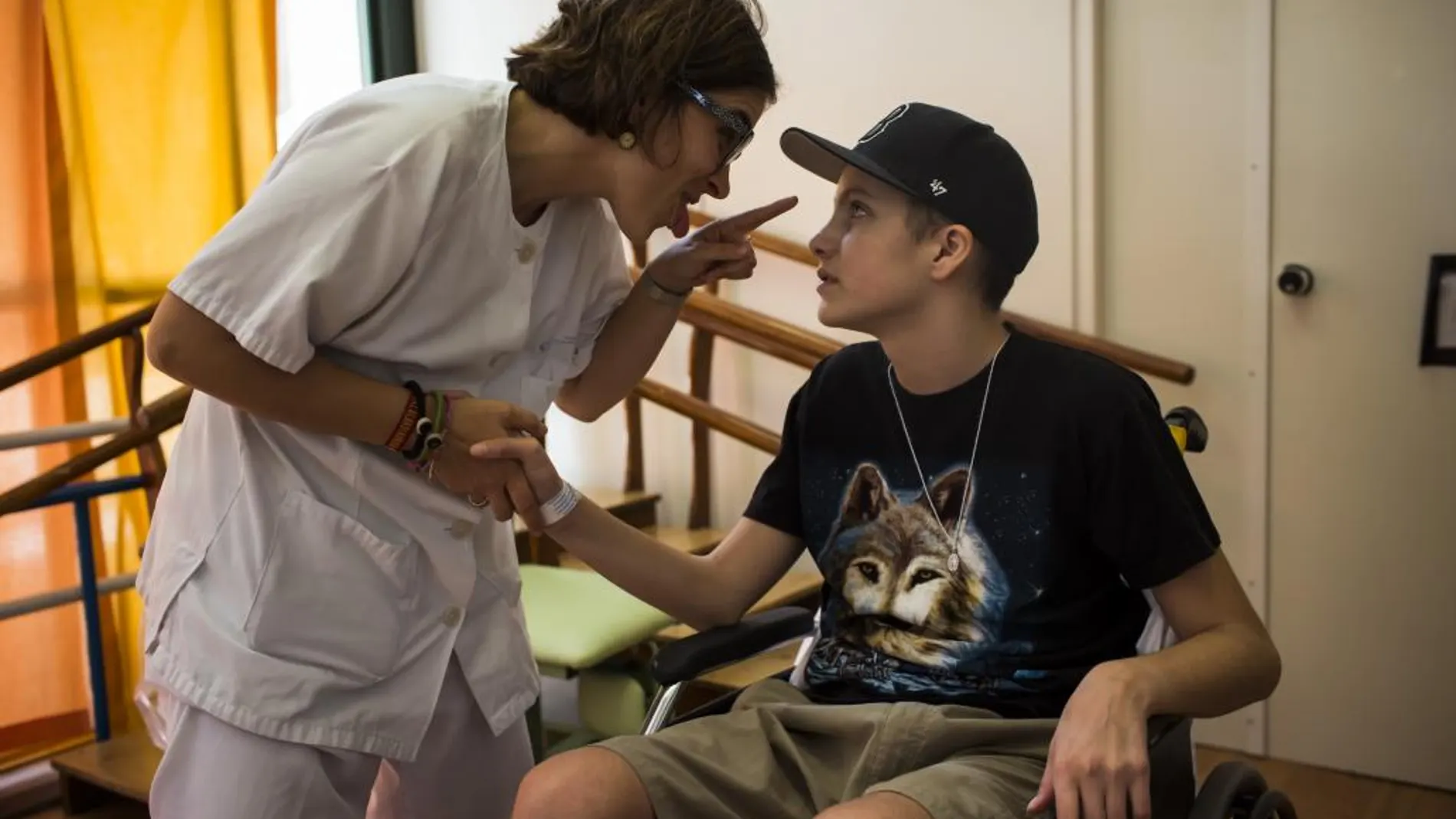 Lucas bromea con una de las enfermeras que le ayuda en su rehabilitación