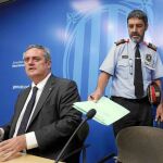 El mayor de los Mossos d'Esquadra, Josep LluÌs Trapero, durante una rueda de prensa junto al conseller de Interior, Joaquim Forn.