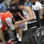 El pívot serbio del Real Madrid Ognjen Kuzmic tras lesionarse durante el partido de la segunda jornada de Euroliga de baloncesto que Real Madrid y CSKA Moscú