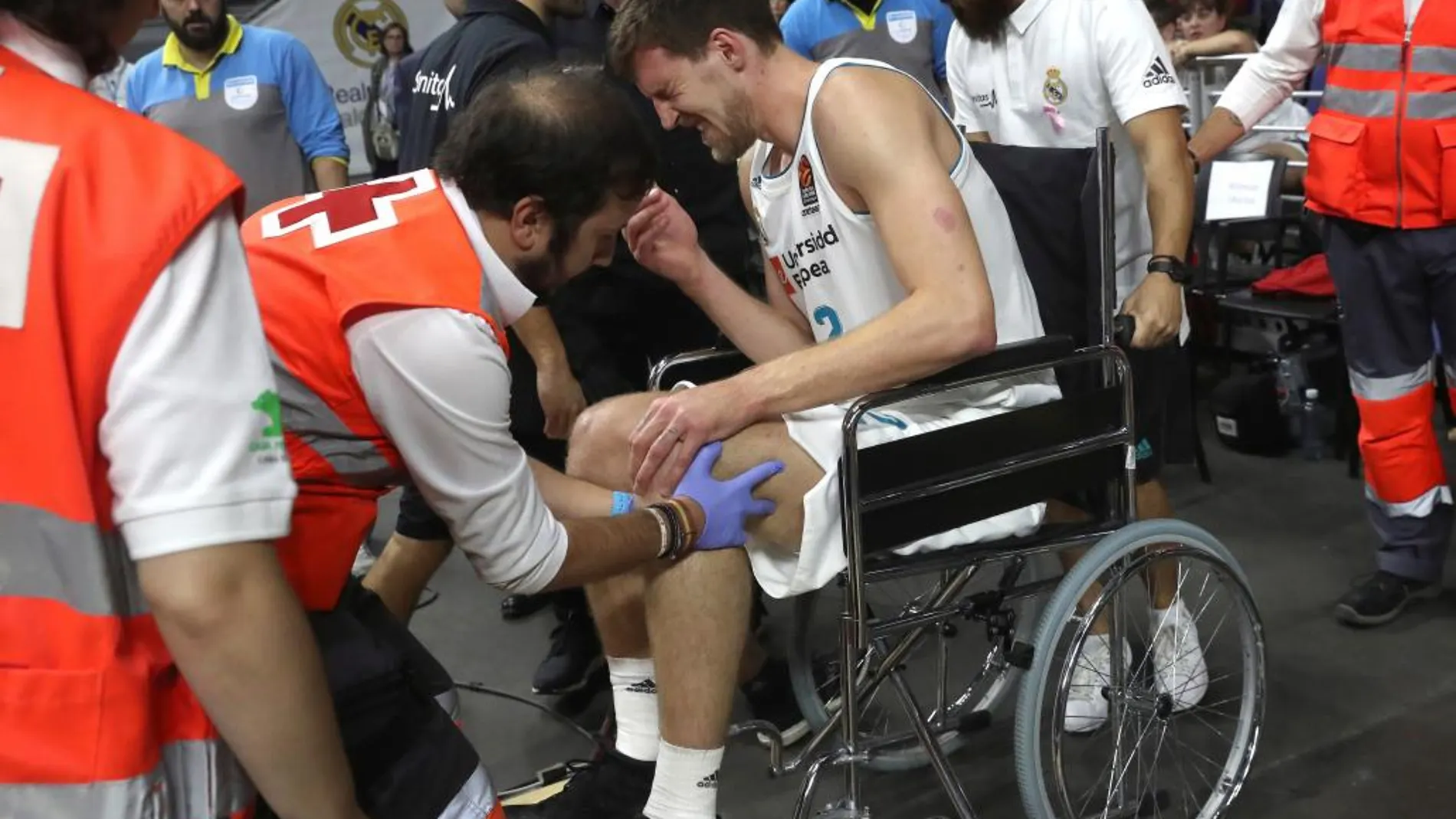 El pívot serbio del Real Madrid Ognjen Kuzmic tras lesionarse durante el partido de la segunda jornada de Euroliga de baloncesto que Real Madrid y CSKA Moscú