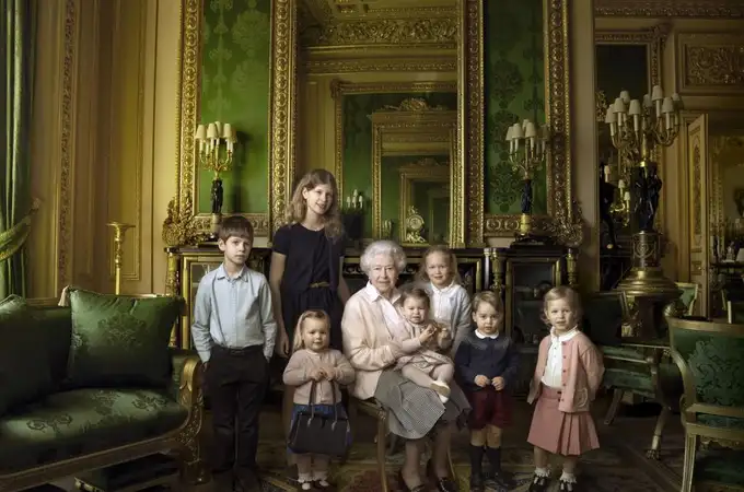 Una multitud de británicos celebra con la reina Isabel II su 90 cumpleaños
