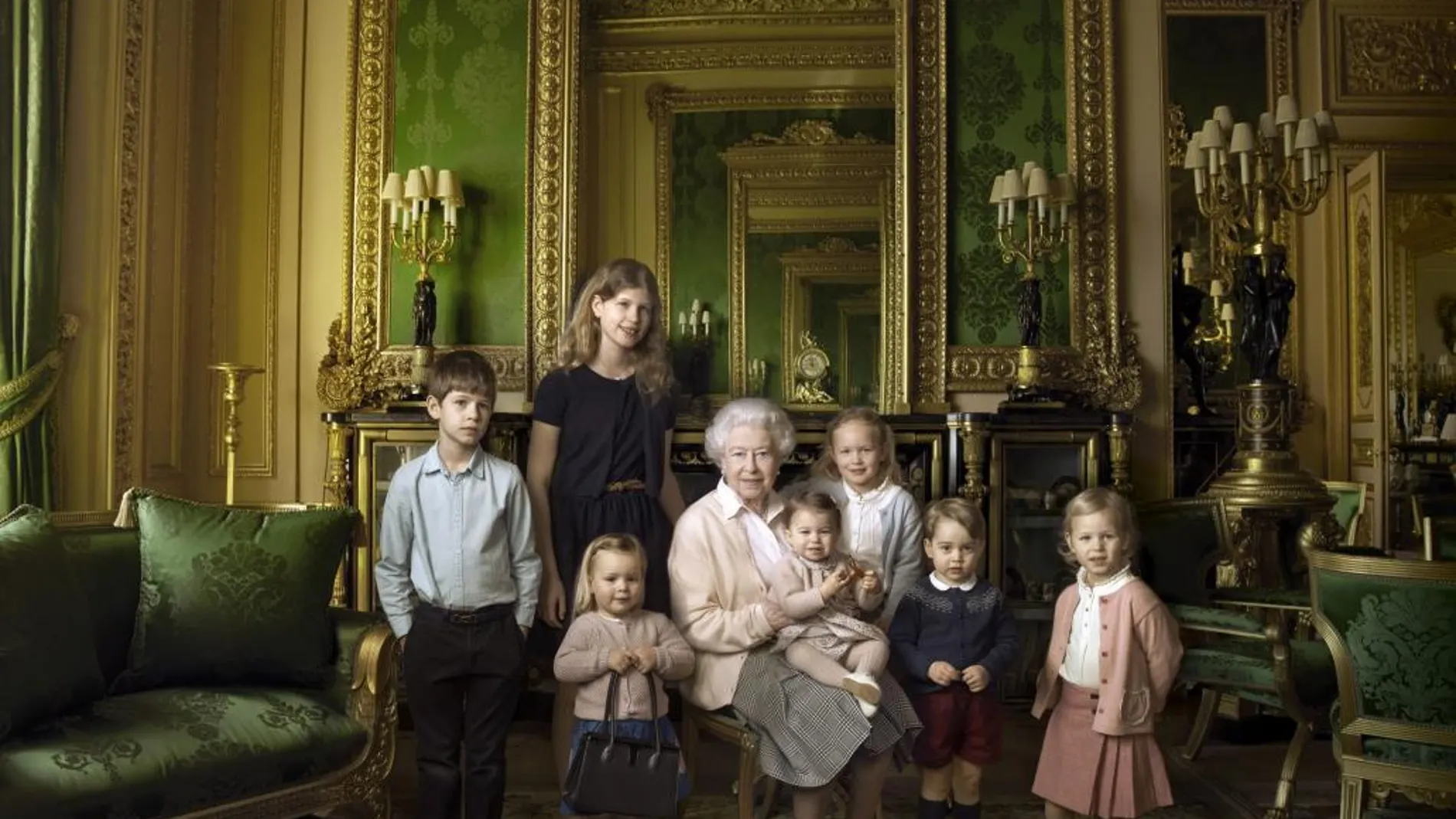 Fotografía de Annie Leibovitz que muestra un posado oficial de la reina Isabel II rodeada de sus nietos y bisnietos