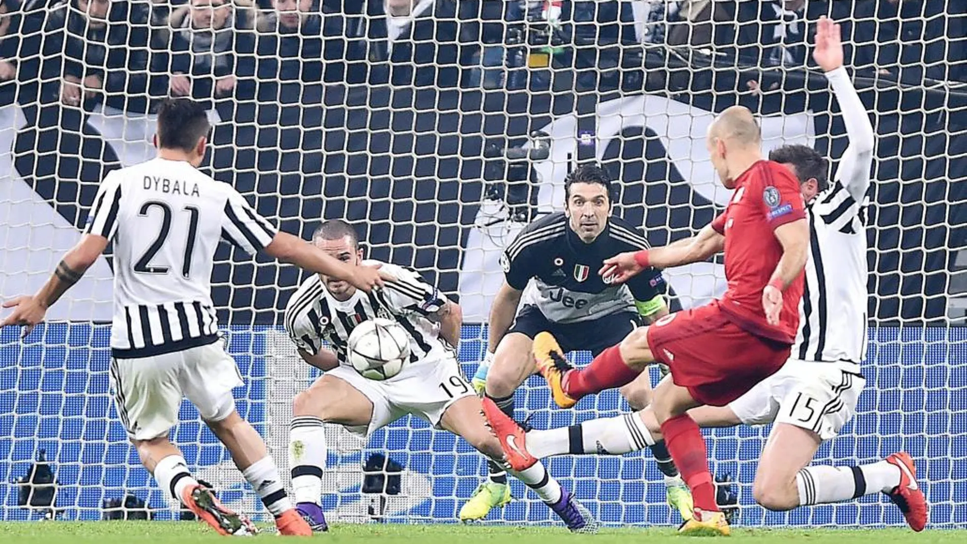 El jugador del Bayern Múnich Arjen Robben (d) anota un gol ante Juventus