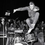 Hallyday, en una rompedora imagen de octubre de 1962, saltando en el escenario del Teatro Olympia de París