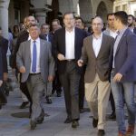 El presidente del Gobierno, Mariano Rajoy (c), acompañado del alcalde de Béjar, Alejo Riñones (2ºi), antes de clausurar un acto público de los 'populares' de la Comunidad de Castilla y León