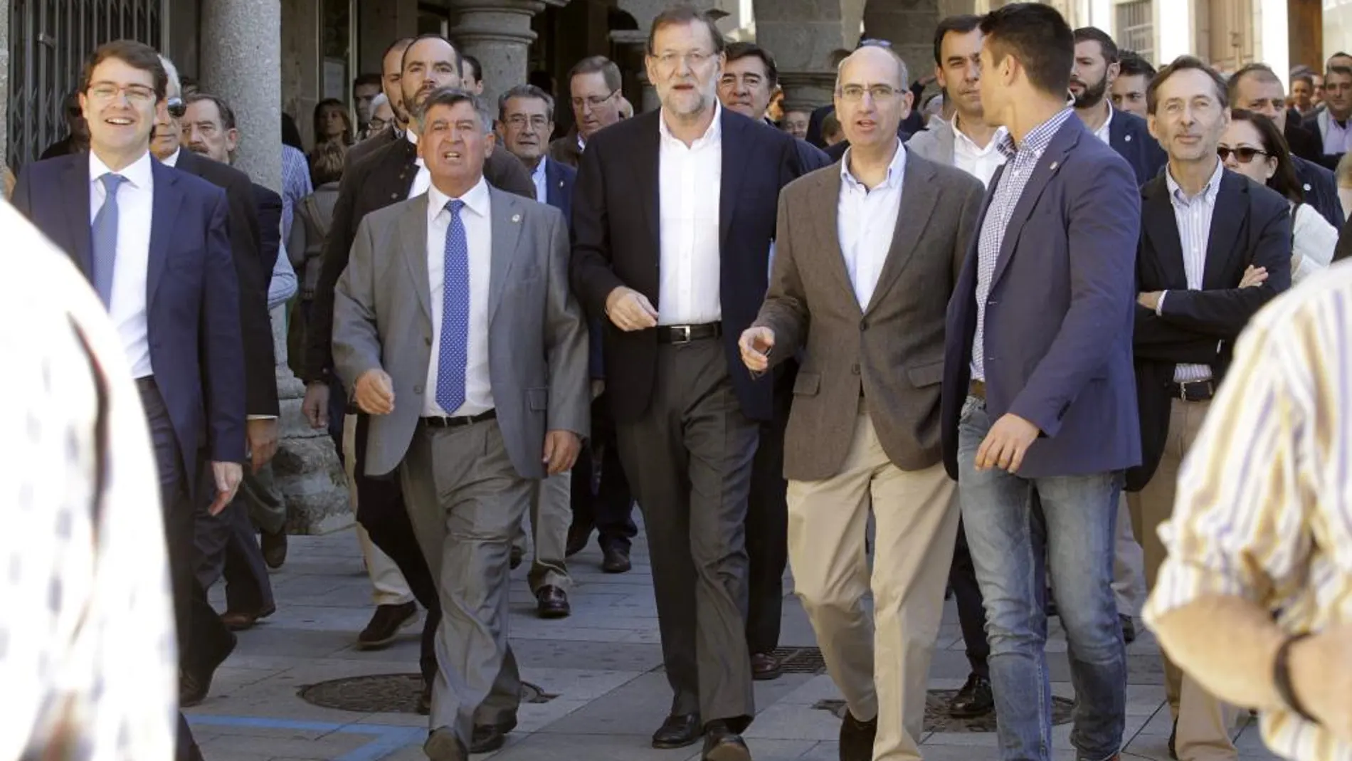 El presidente del Gobierno, Mariano Rajoy (c), acompañado del alcalde de Béjar, Alejo Riñones (2ºi), antes de clausurar un acto público de los 'populares' de la Comunidad de Castilla y León