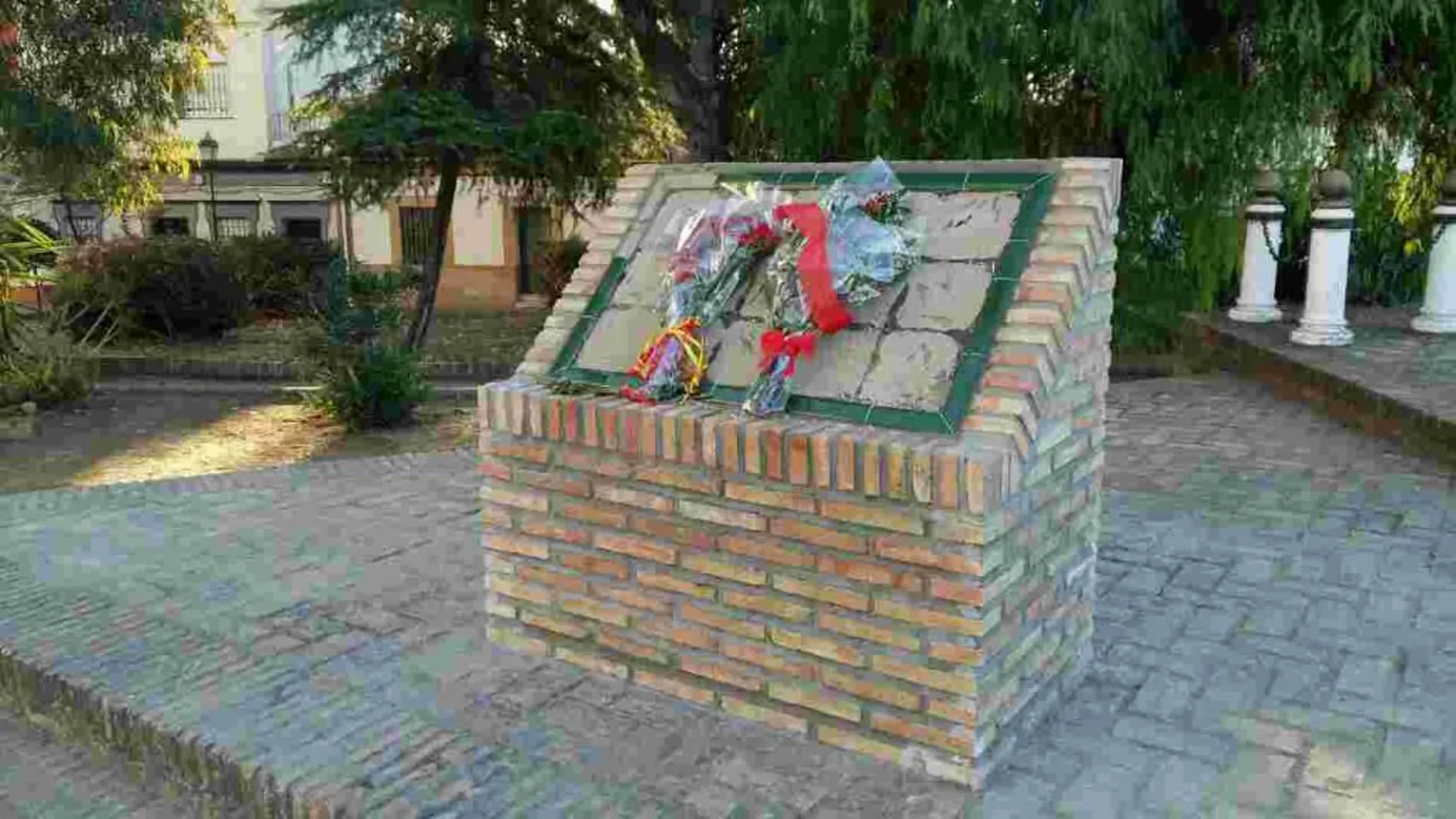 Amanece despojado de todos sus azulejos el monolito estrenado en San Juan en memoria de 15 fusilados en 1936