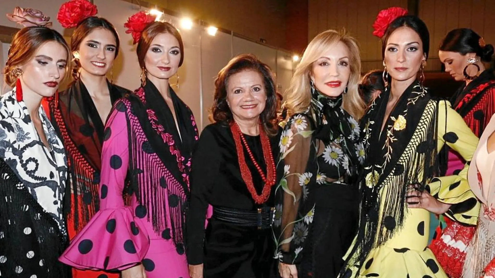 Carmen Lomana, en Simof 2016, en Sevilla, junto a la diseñadora Pilar Vera, cuyos trajes, mantoncillos, peinetas y complementos fascinaron al público