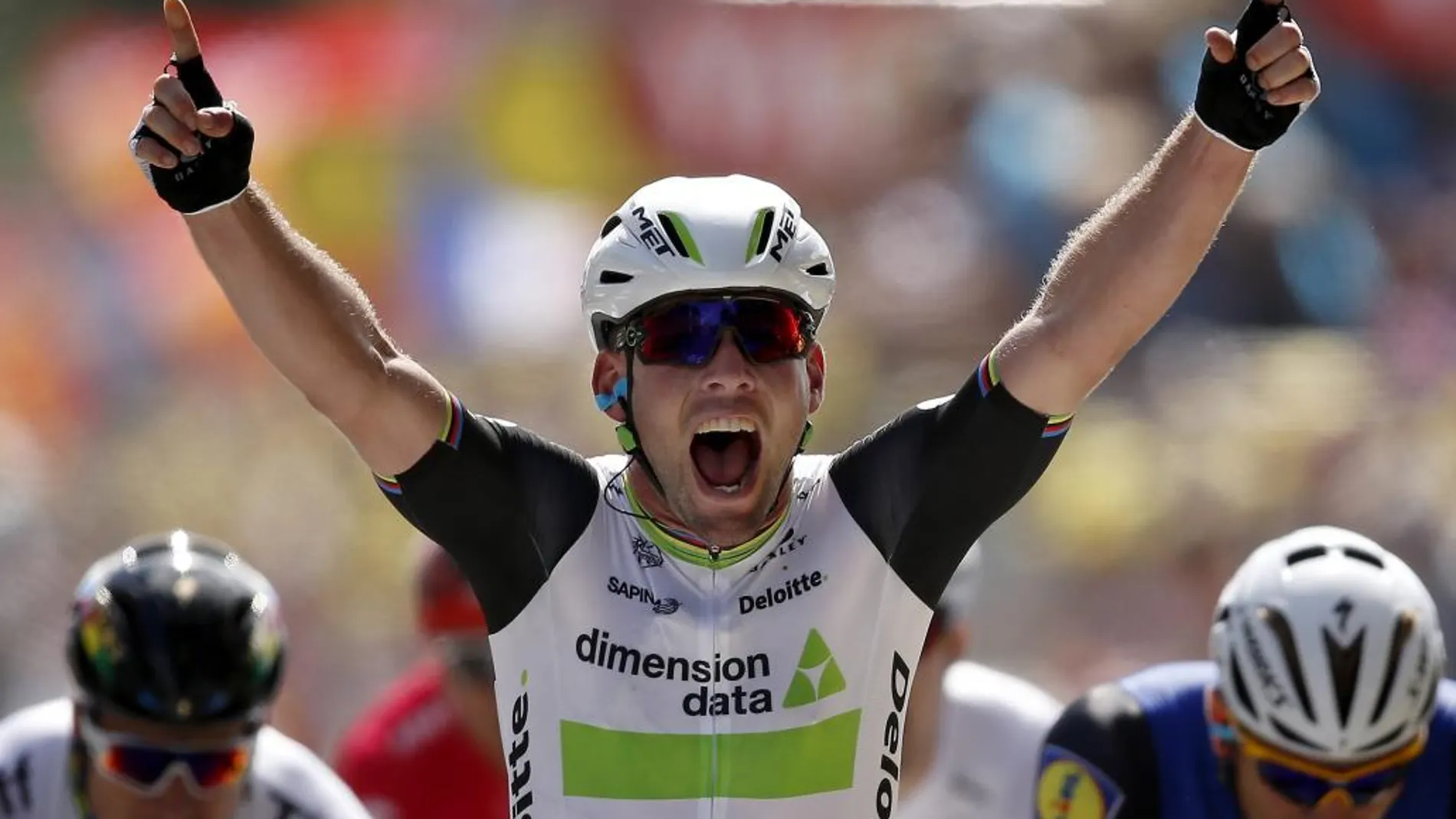 Mark Cavendish celebra su victoria en la primera etapa del Tour.