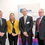 Pilar del Olmo y Antonio Silván con los responsables de la empresa DSM-VItatene