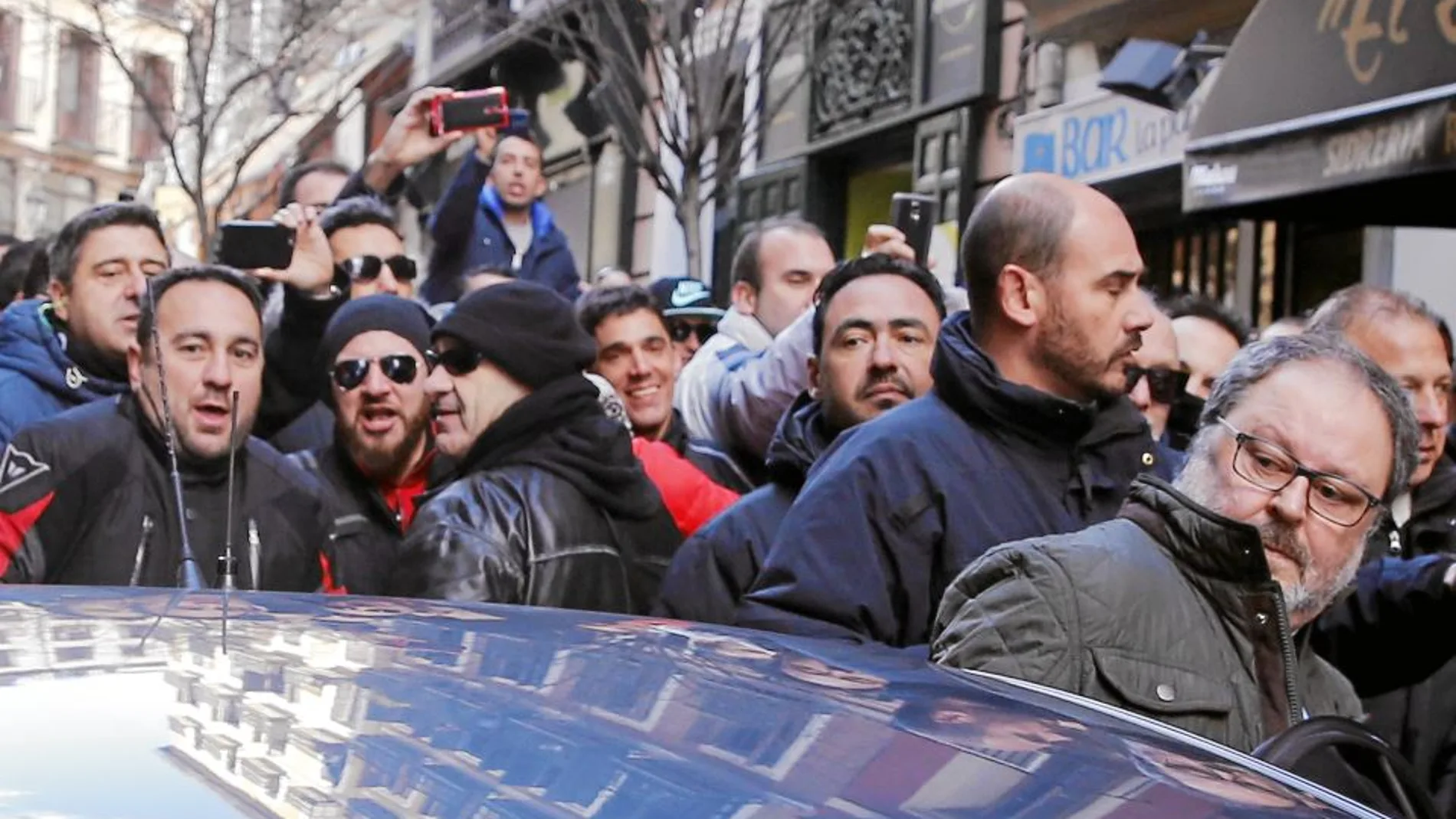 Javier Barbero, al martes, cuando fue increpado por los policías municipales a su salida de la Plaza de la Villa