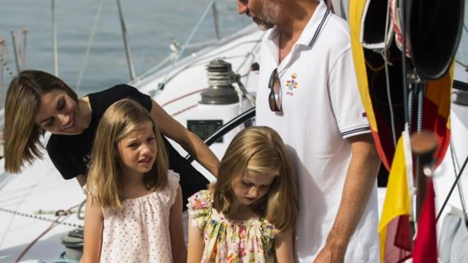 Los Reyes junto a la Princesa de Asturias y la Infanta Sofía, en el puerto de Mallorca el pasado verano