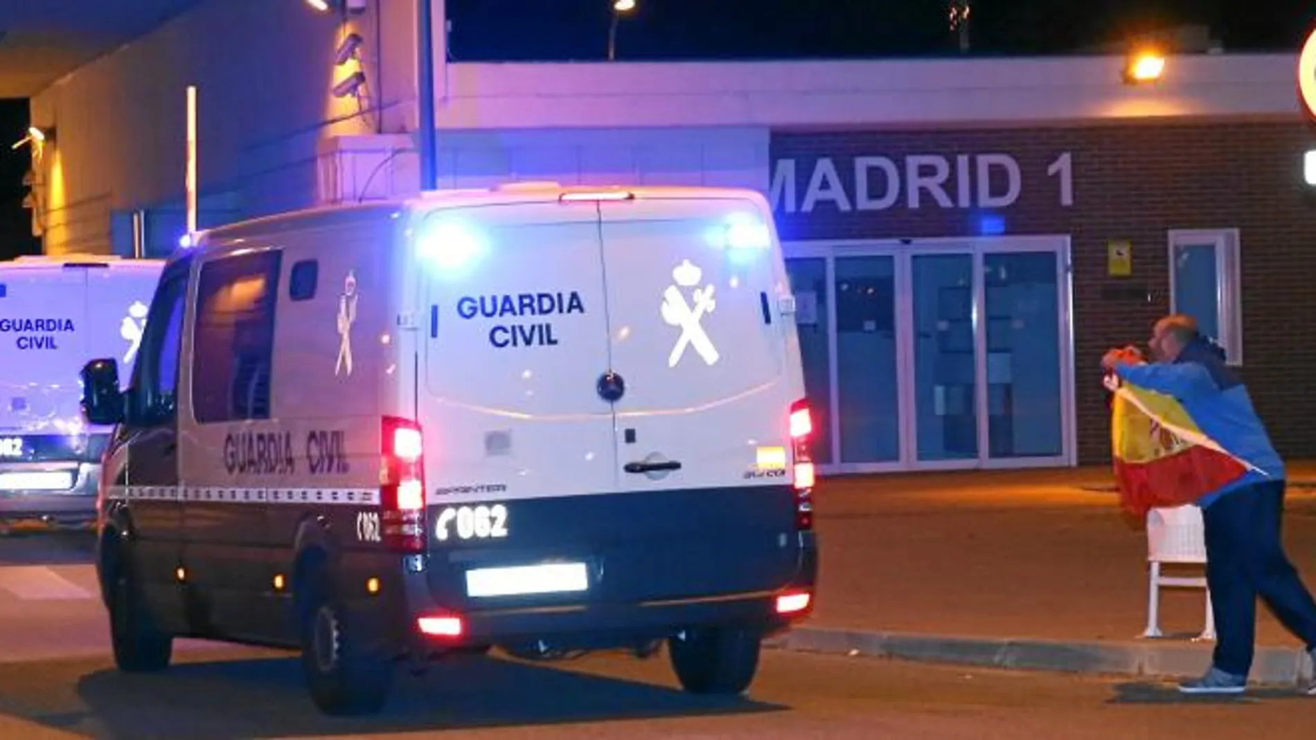 Furgones de la Guardia Civil trasladaron ayer a Junqueras y los ocho ex consellers del Govern desde la Audiencia Nacional, donde declararon, a las prisiones de Estremera y Alcalá Meco
