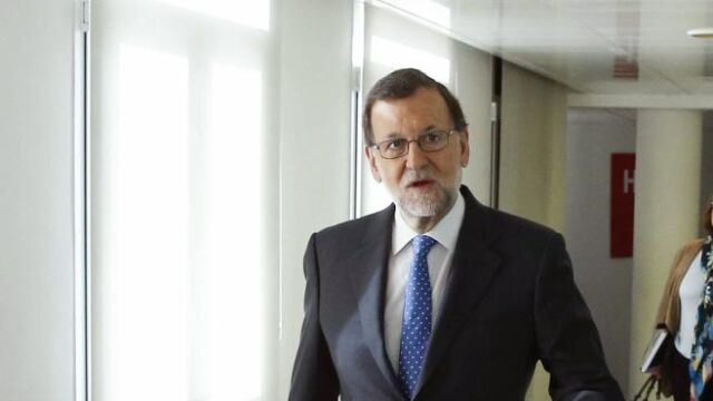 El presidente del Gobierno en funciones, Mariano Rajoy, a su llegada hoy a la Cadena Ser.