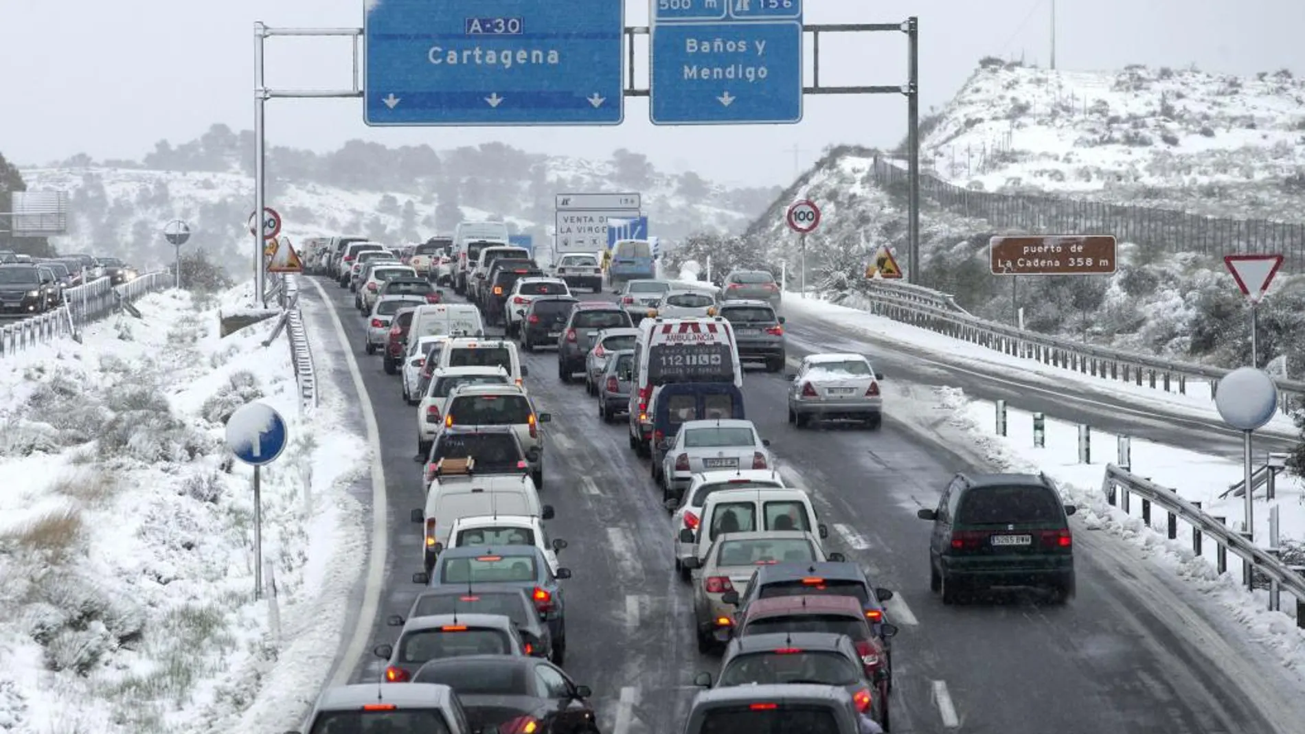 Retenciones de tráfico causadas por la nevada.