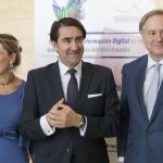 El consejero de Fomento y Medio Ambiente, Juan Carlos Suárez-Quiñones, momentos antes de clausurar la jornada, en compañía de Victoria Seco y Adrián García