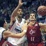 El base del Cai Zaragoza, Tomás Bellas (d), entra a canasta ante la defensa de los jugadores del Monbus Obradoiro, el pivot Juan Triguero (c) y el alero italiano, Angelo Caloiaro, durante el encuentro