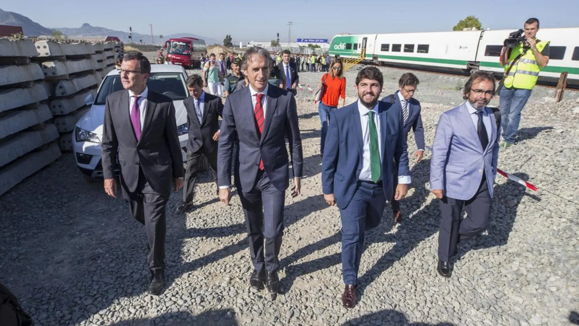 El alcalde de Murcia, José Ballesta, el ministro de Fomento, Íñigo de la Serna, el presidente de Murcia, Fernando López Miras, y el consejero de Fomento, Pedro Rivera, ayer en la visita a las obras de la línea de Alta Velocidad