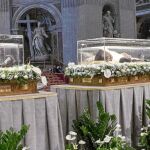 El Papa Francisco rezó ayer ante los restos del padre Pío y del padre Leopoldo