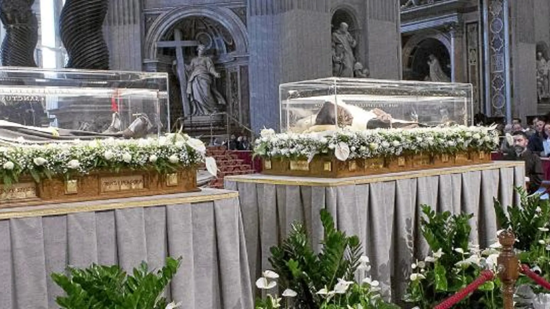 El Papa Francisco rezó ayer ante los restos del padre Pío y del padre Leopoldo