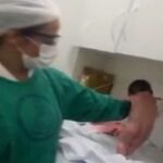 El recién nacido intentando levantarse