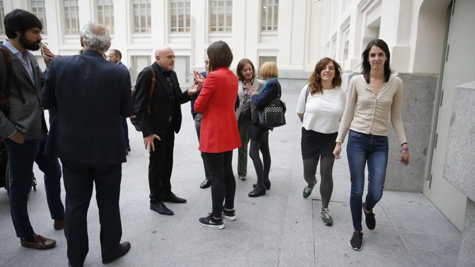 En la imagen, Juan Carlos Pérez de la Fuente, en el patio de cristales del Ayuntamiento de Madrid. A la derecha, pasando a su lado, las ediles del Ayuntamiento de Madrid Celia Meyer y Rita Maestre.