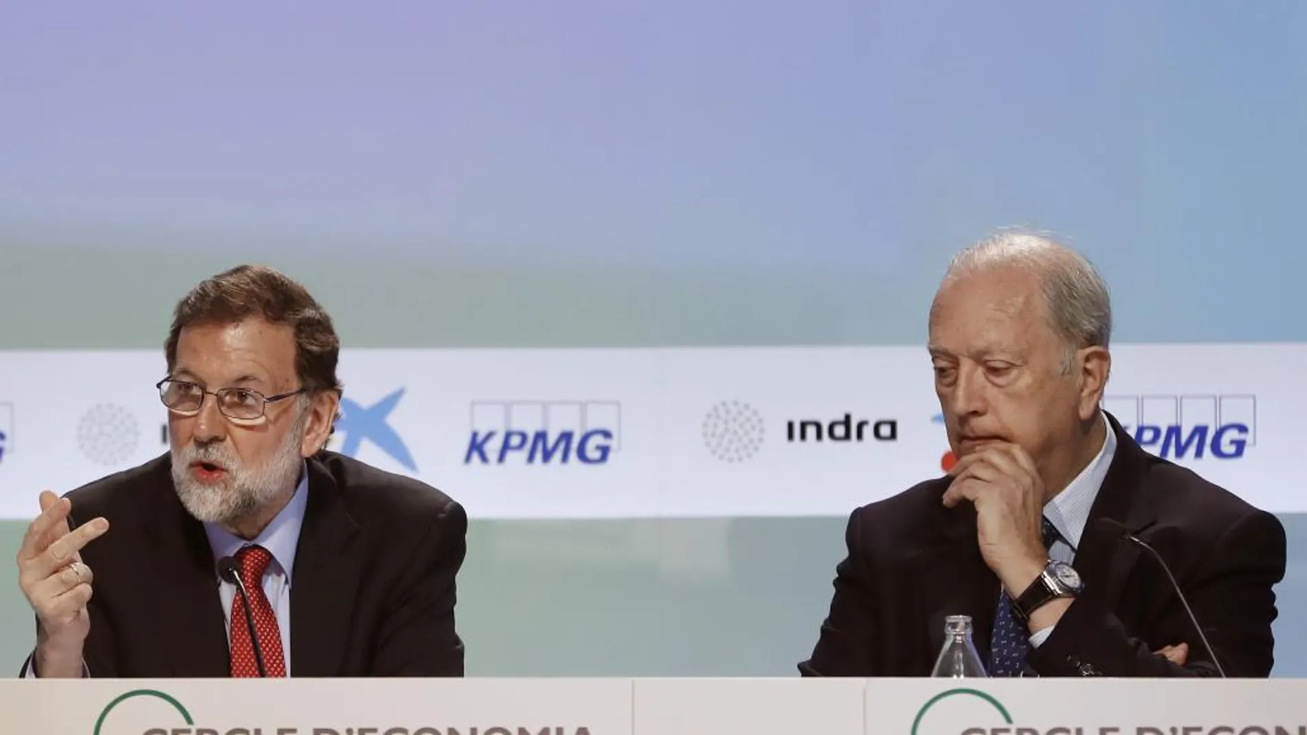 El presidente del Gobierno, Mariano Rajoy, junto al presidente del Círculo de Economía, Juan José Bruguera.