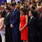 Los Reyes de España, Felipe VI y Letizia, junto al presidente de la Generalitat de Cataluña, Carles Puigdemon en la ceremonia de entrega de las becas que "la Caixa"