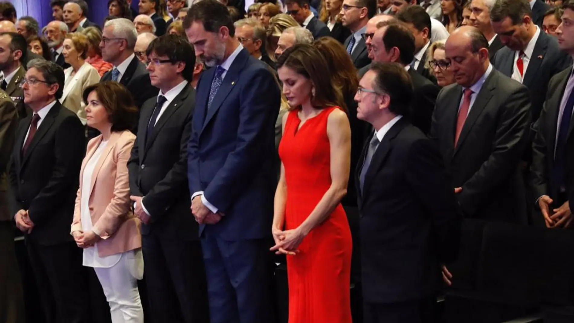 Los Reyes de España, Felipe VI y Letizia, junto al presidente de la Generalitat de Cataluña, Carles Puigdemon en la ceremonia de entrega de las becas que "la Caixa"