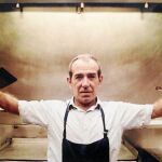 Jesús Barba, después de veinte años de magisterio ante la plancha del Restaurante Rausell, se jubila