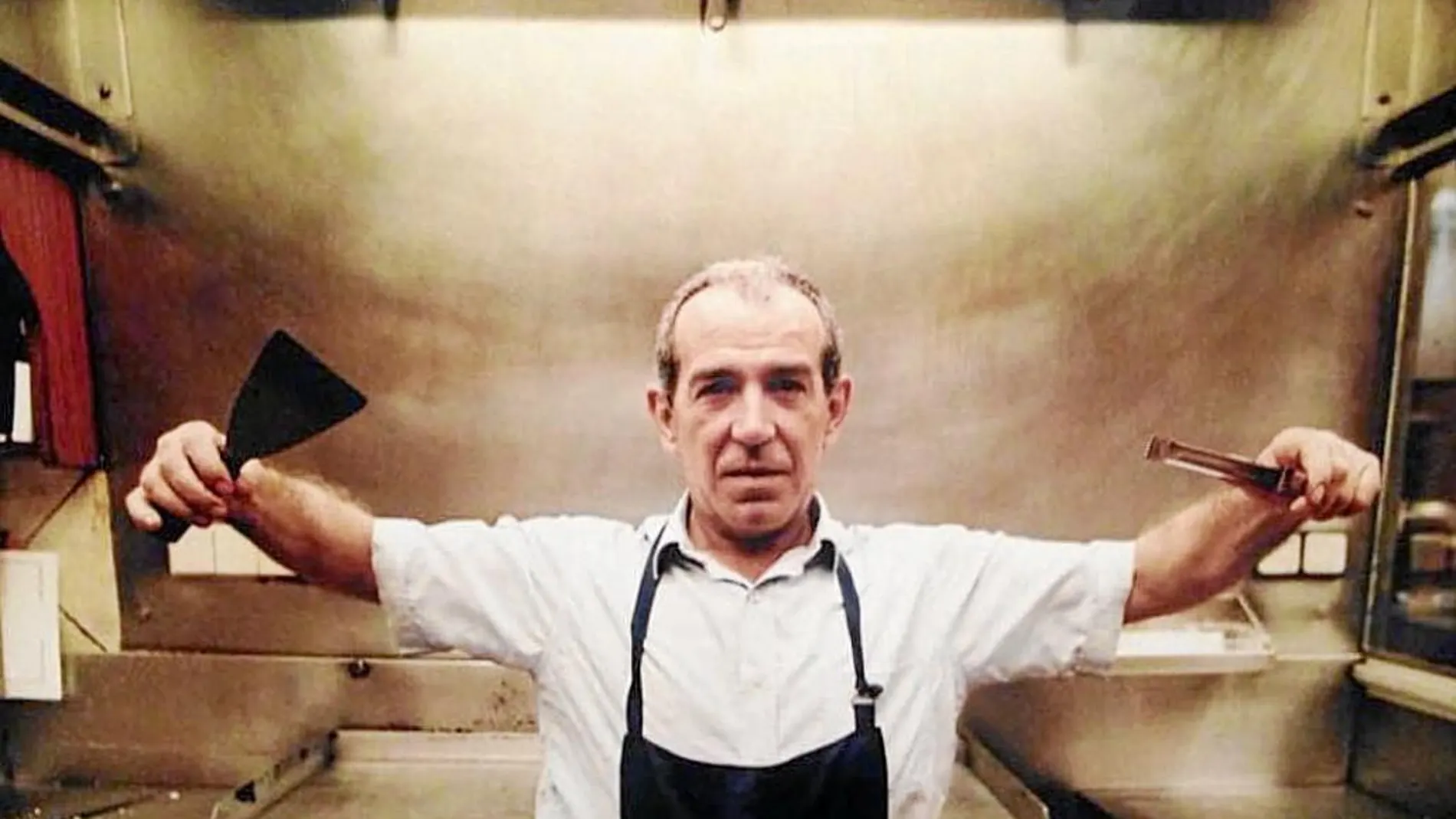 Jesús Barba, después de veinte años de magisterio ante la plancha del Restaurante Rausell, se jubila