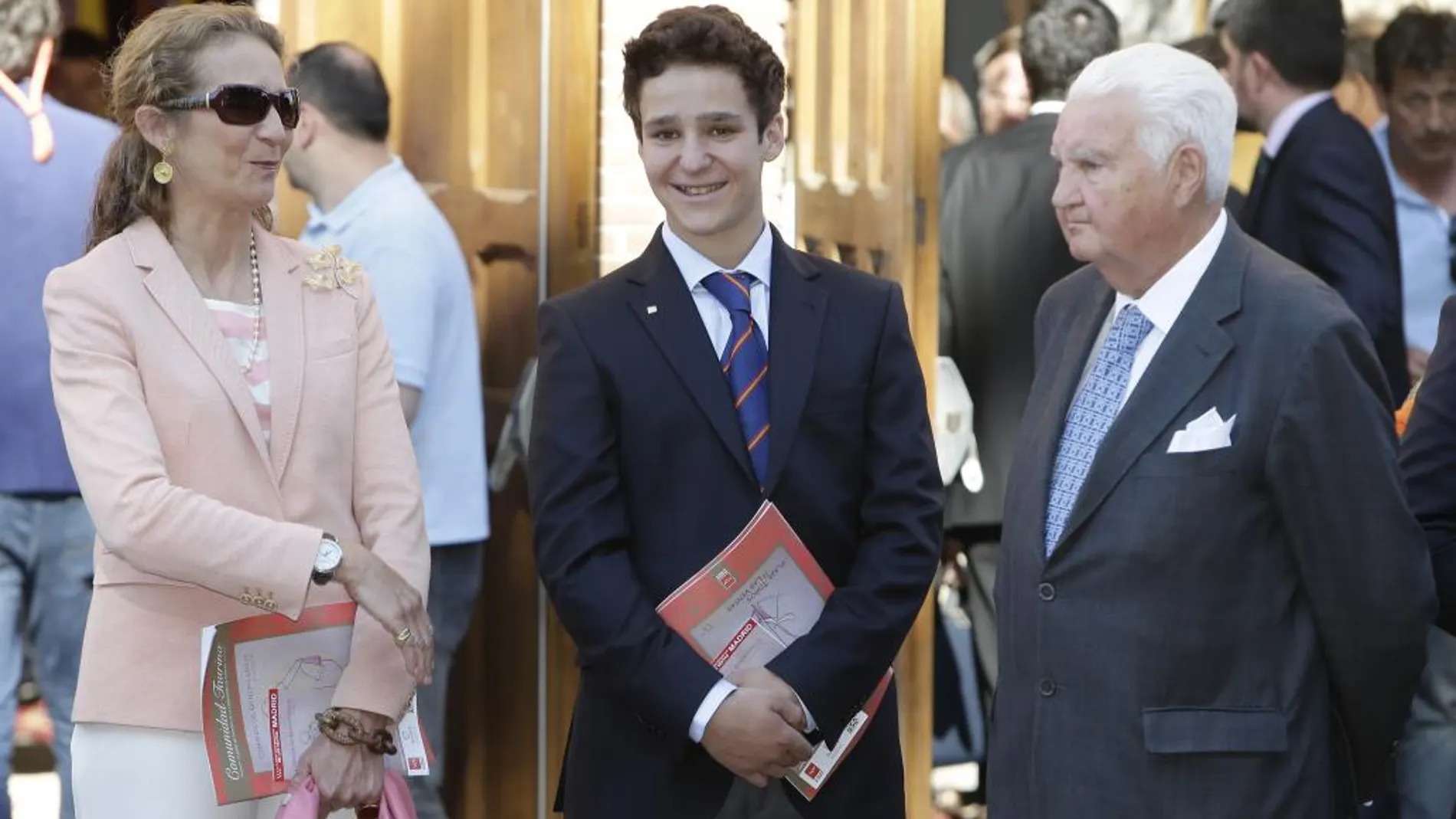 La Infanta Elena de Borbón y Felipe Juan Froilán de Marichalar durante la corrida de la Beneficencia 2016