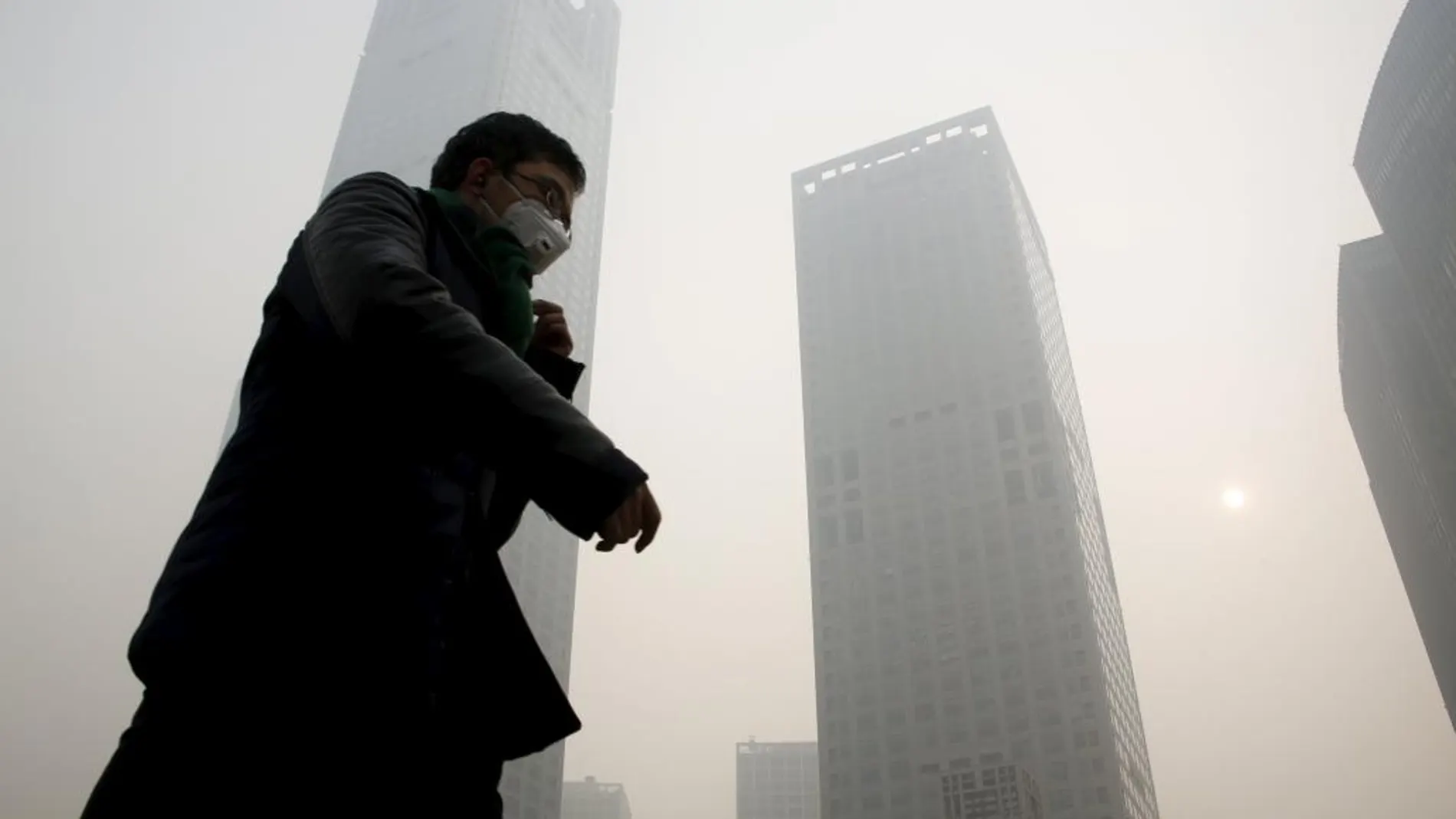 Un hombre con máscara protectora, estos días en el centro financiero de Pekín