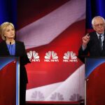 Hillary Clinton y Bernie Sanders durante el debate