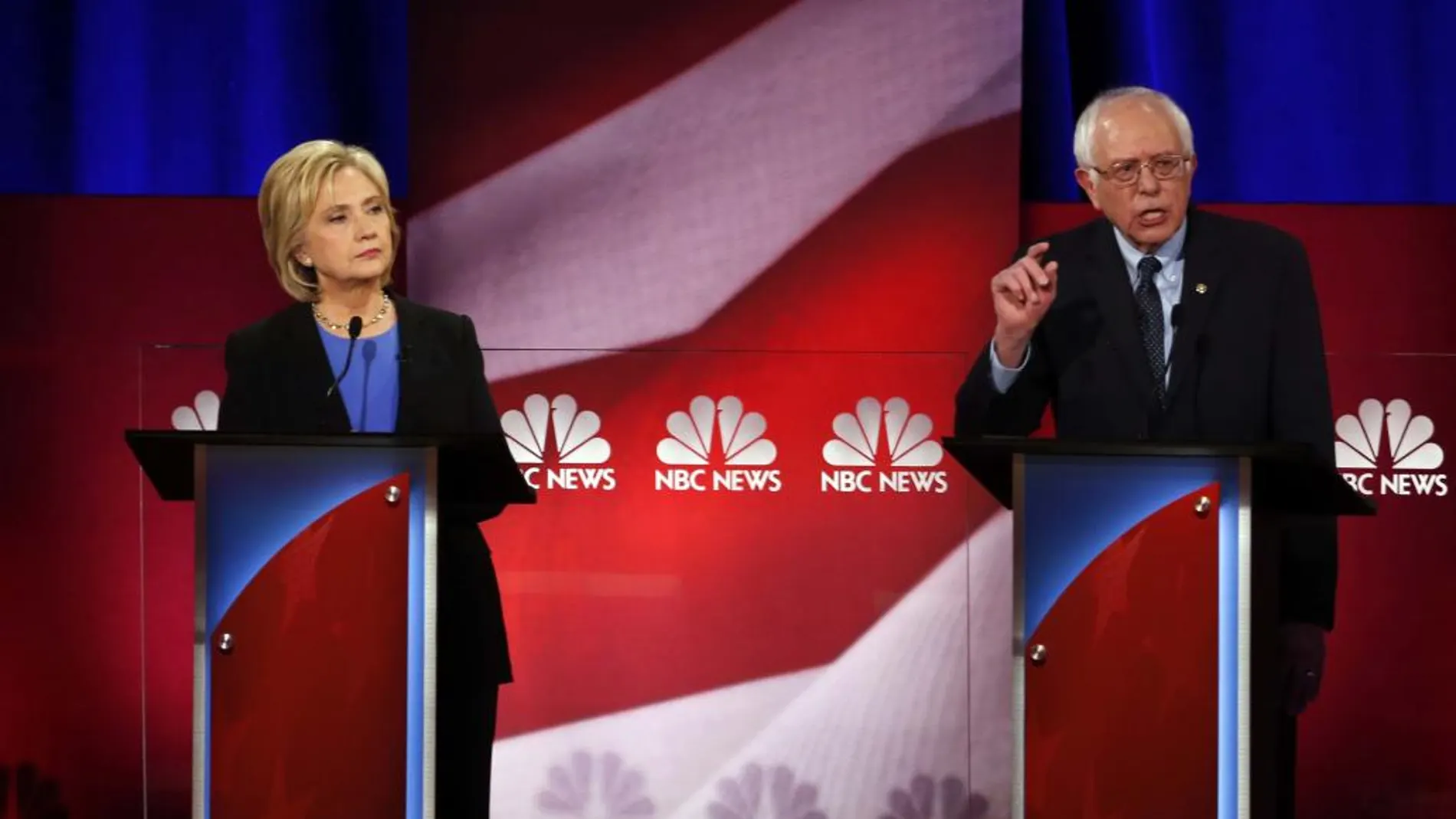 Hillary Clinton y Bernie Sanders durante el debate