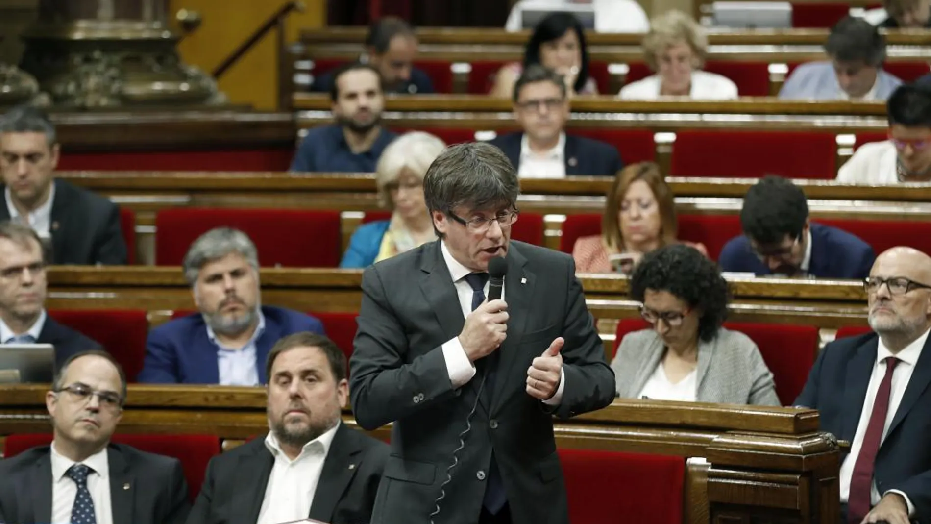 Carles Puigdemont, responde a una pregunta de la oposición durante la segunda jornada del pleno del Parlament.