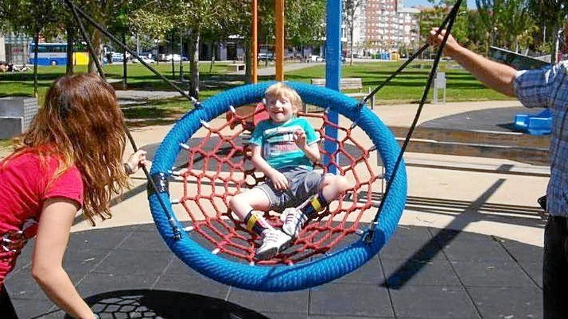 Los menores con parálisis cerebral necesitan un medio acorde a sus necesidades para poder jugar en el recreo y sus momentos de ocio