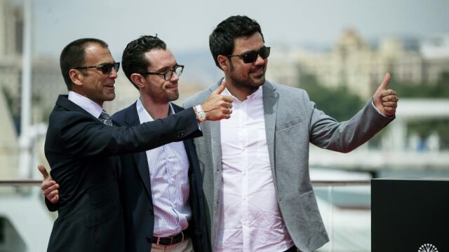El director Carles Torras (d), junto a los actores Martín Bacigalupo (c), y el estadounidense Timothy Gibbs, posan en el puerto malagueño tras presentar su película «Callback»