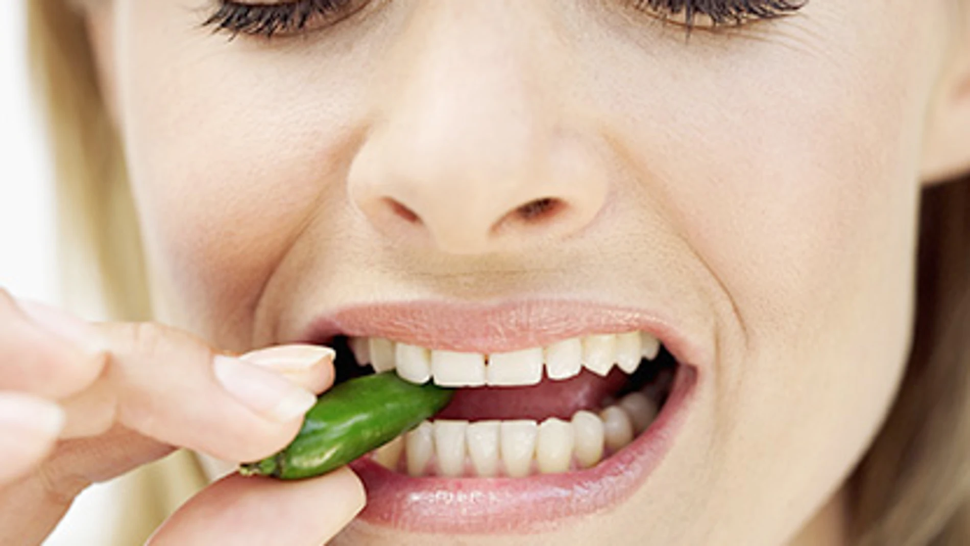 Por qué beber agua tras comer picante es lo peor que puedes hacer