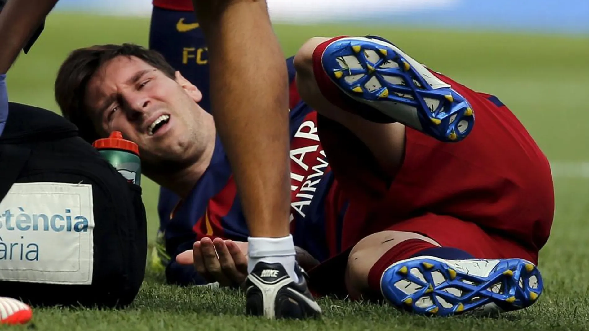 Gesto de dolor de Messi tras lesionarse