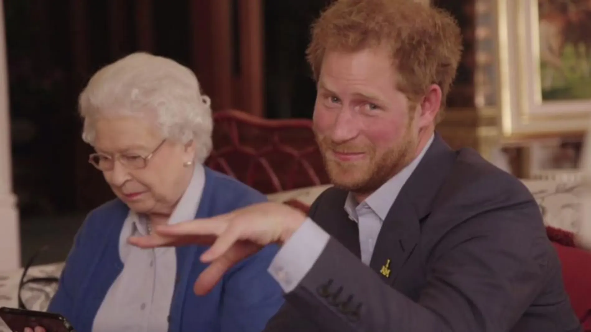 «Pique» entre los Obama y la Reina Isabel II, que se desafían en un vídeo