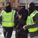 La Guardia Civil ha detenido a dos personas en Cornellá de Llobregat (Barcelona) vinculadas al aparato de reclutamiento y adoctrinamiento de la organización terrorista Daesh.