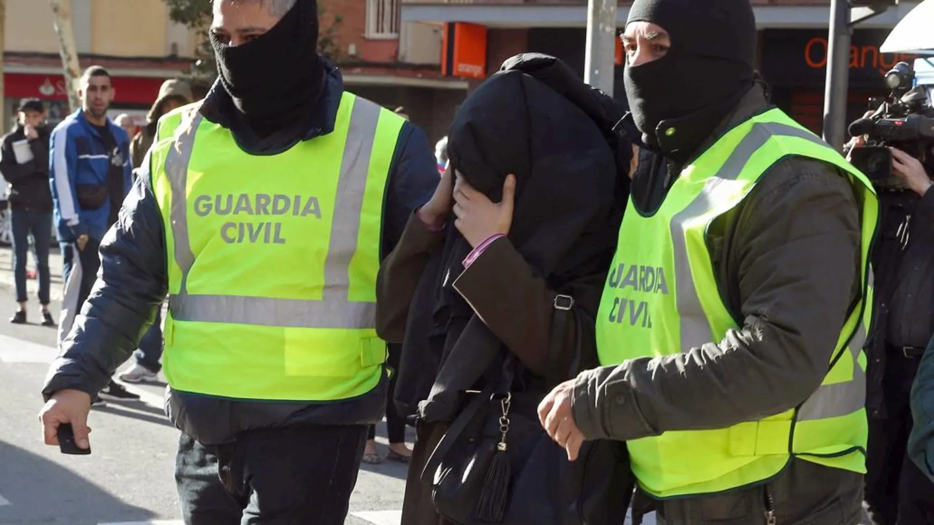 La Guardia Civil ha detenido a dos personas en Cornellá de Llobregat (Barcelona) vinculadas al aparato de reclutamiento y adoctrinamiento de la organización terrorista Daesh.